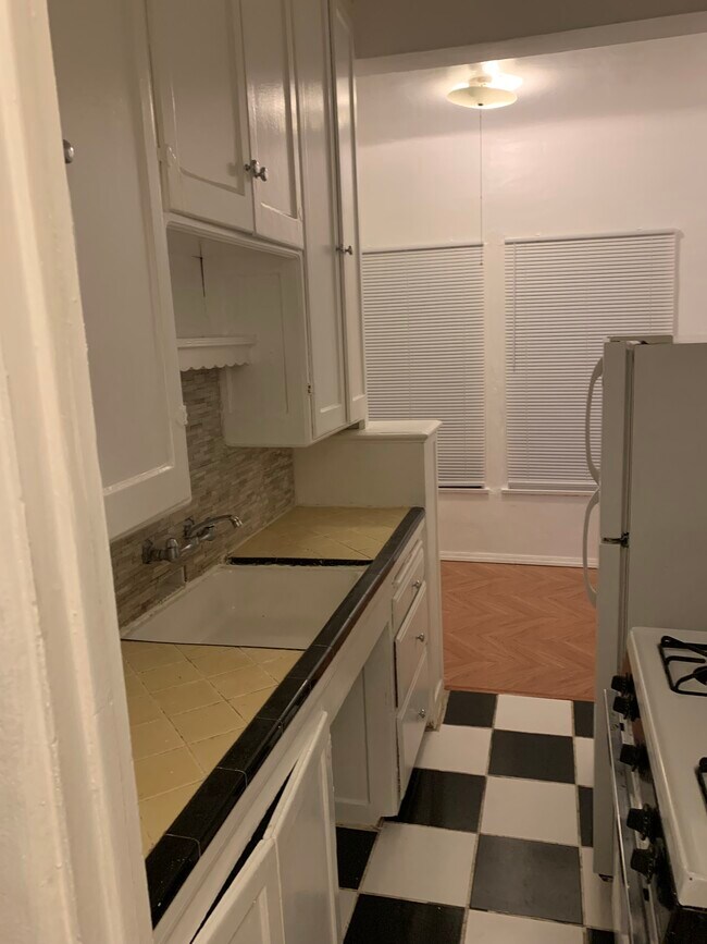 Building Photo - 132 S Canon Dr