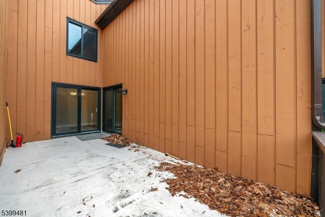 Building Photo - 107 Wimbledon Square