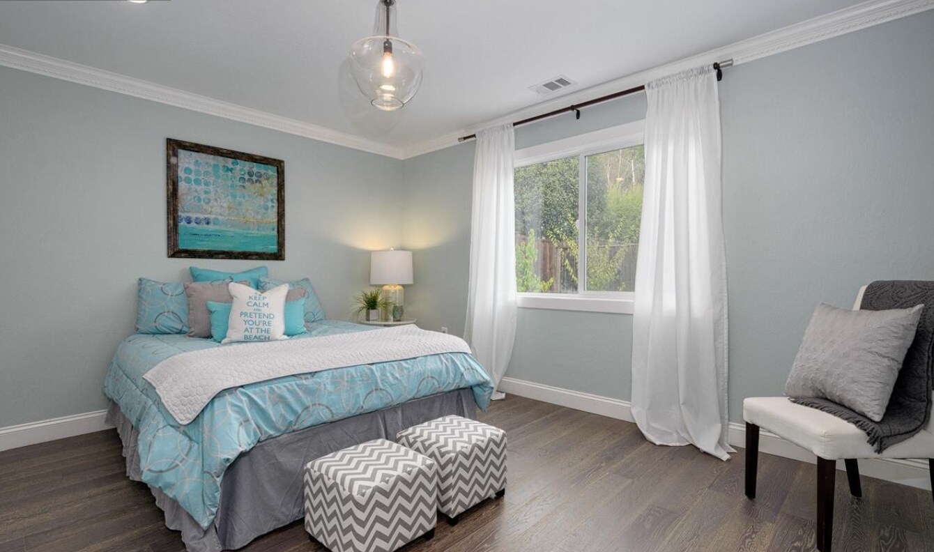 Building Photo - 10086 La Paz Ave