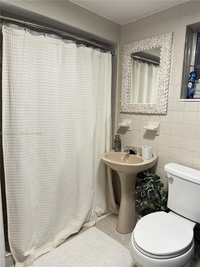 Building Photo - 1935 Arthur St