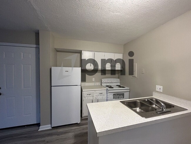 Building Photo - 834 Whitethorne Ave