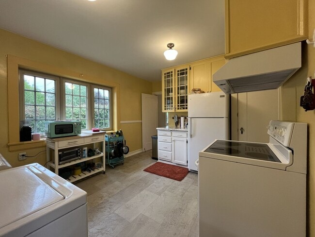 Building Photo - Charming Cottage Home with Timeless Character, Hardwood Floors, Flexible Living Spaces, and Expan...