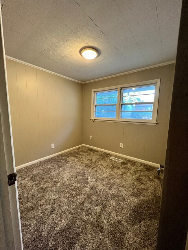 Building Photo - 1533 Hartford Rd