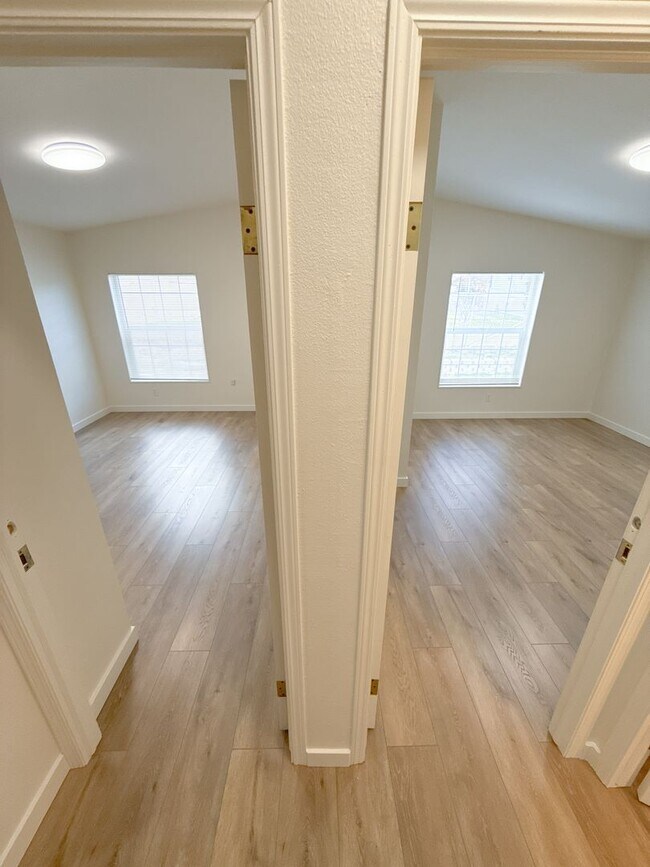 Building Photo - 3 Bedroom, 2 bath house