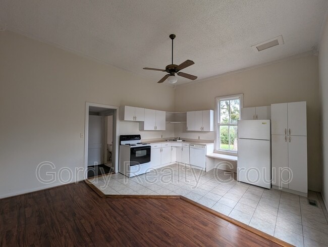 Building Photo - 2972 Dickson St