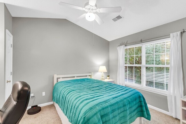 Building Photo - Spacious Townhome Prime Location!