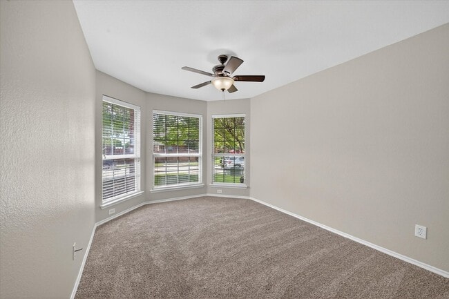 Building Photo - 3304 Glenmore Dr