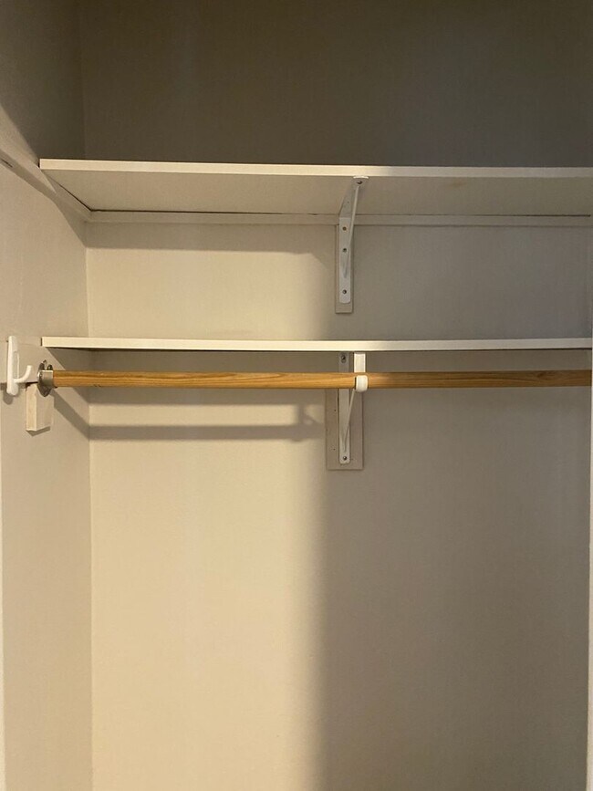 Building Photo - Updated Two Bed Two Bath Apt in Dogtown!