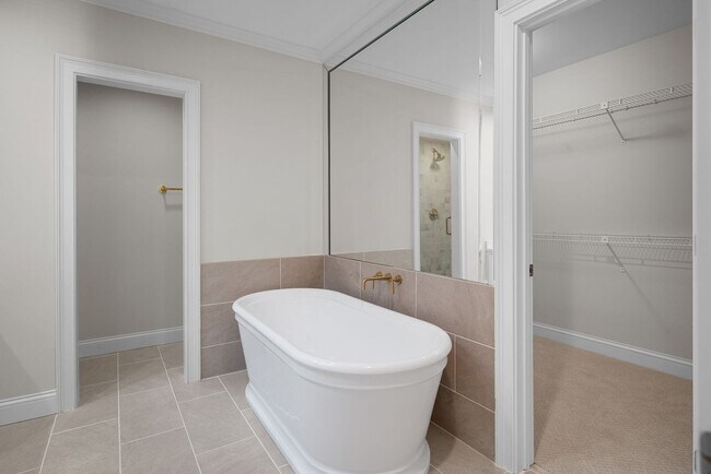 Building Photo - Newly Renovated Condo in The Westende with...