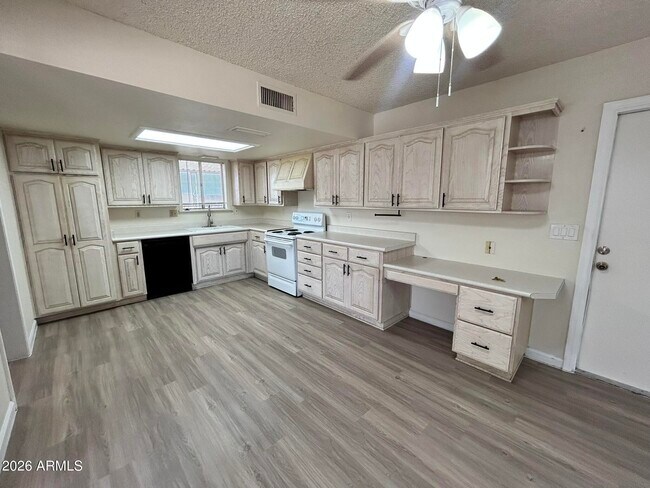 Building Photo - 711 N Oracle Cir