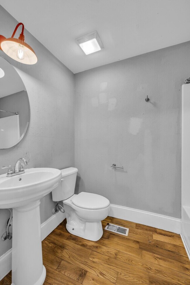 Building Photo - Sleek Highland Park Unit – Great Location,...