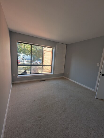 Building Photo - 3145 Hawthorne Dr NE