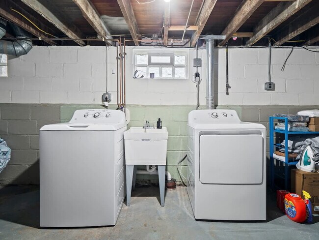 Building Photo - 681 Washington St