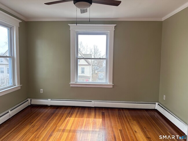 Building Photo - 22-24-24 Bushnell St