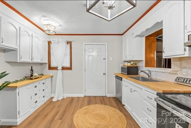 Building Photo - Country Living