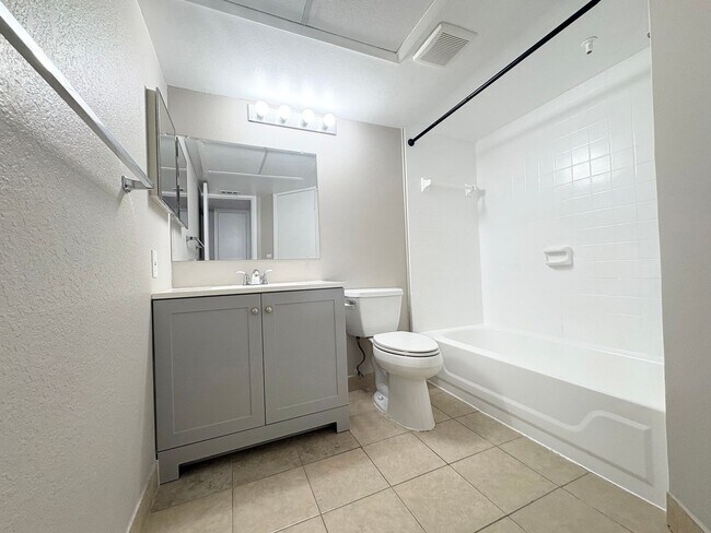 Building Photo - 1/1 Condo in Gated Lakefront Community of Altamonte Springs!
