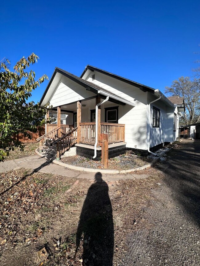 Primary Photo - $1250 - 3 bedroom / 2 bathroom - Single Fa...