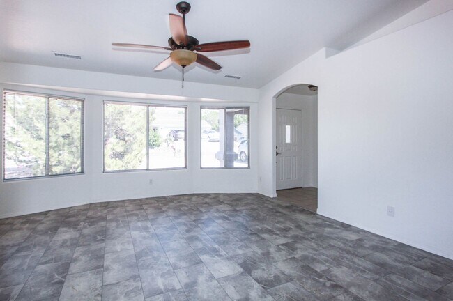 Building Photo - 4266 N Saratoga Dr