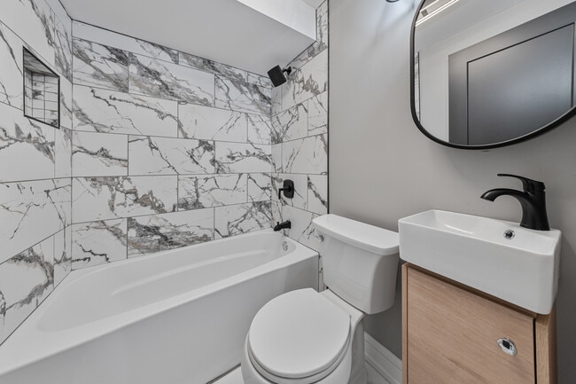 Building Photo - 2816 W Warren Blvd