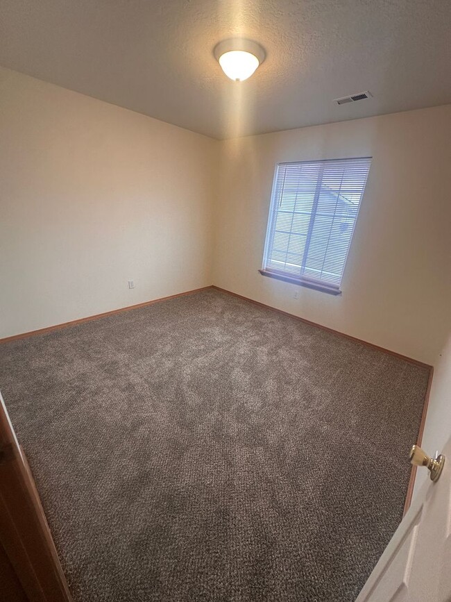 Building Photo - MOVE IN SPECIAL! New Carpet, flooring & pa...