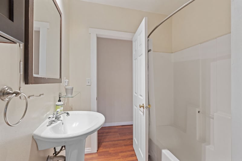 Building Photo - 1086 S Lk St