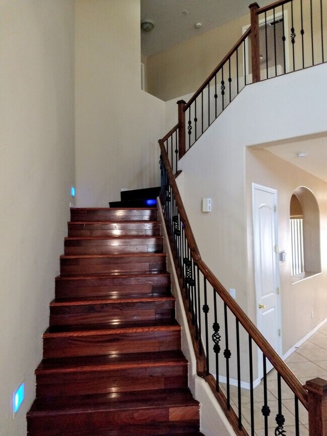 Building Photo - HUGE 5 bedroom, 3 bathroom in Glendale