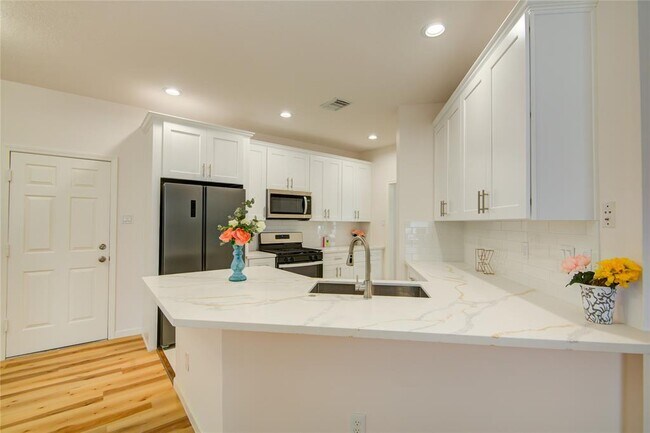 Building Photo - 1810 Oakleaf Cir