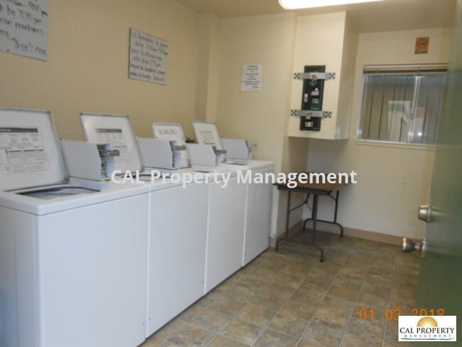 Building Photo - North Salinas 2 Bedroom Apartment!