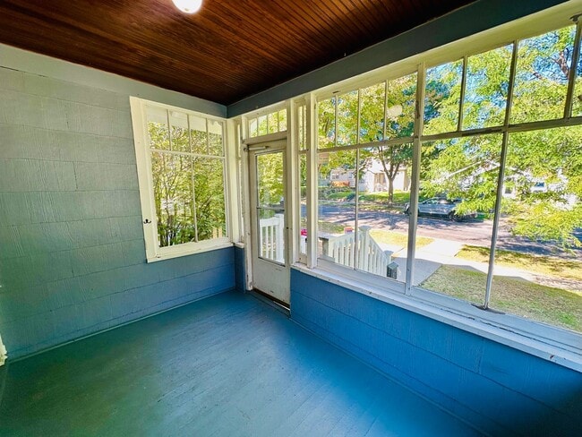 Building Photo - Charming 2-Bedroom Home with Hardwood Floo...