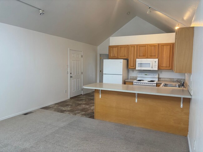Building Photo - Townhome in CDA!