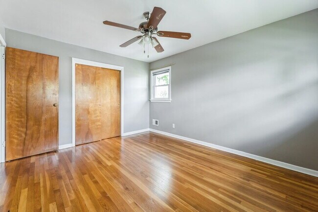 Building Photo - Bergenfield NJ Split Level Spacious Single Family home