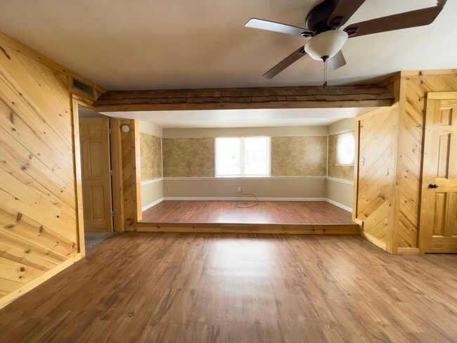 Building Photo - Cozy 2 Bedroom Home! Washer & Dryer Hookups! Large Deck! Spacious Yard!