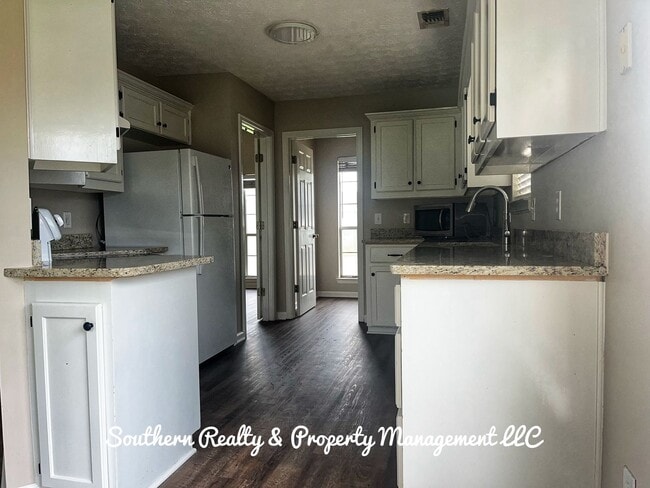 Building Photo - Fine Silver Living in Silver Pointe