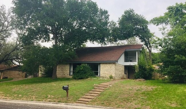 Primary Photo - 815 Cedar Oaks Ln