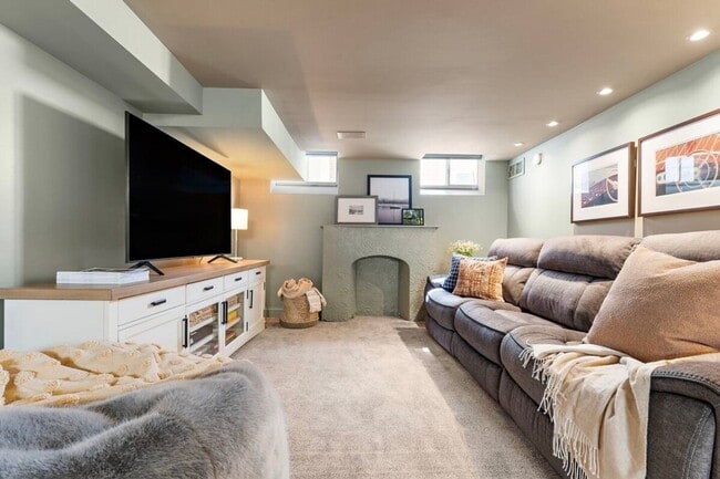 Building Photo - Fully Furnished Luxury Home – Just 3 Block...