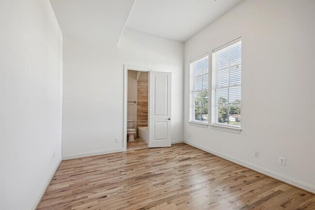 Building Photo - 2122 Lakeshore Edge Dr
