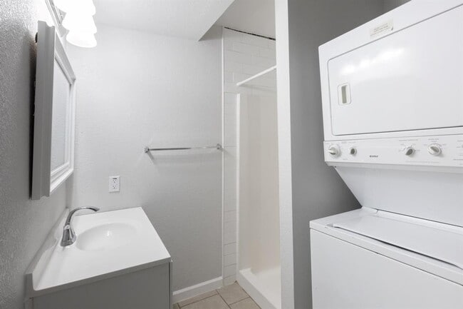 Building Photo - 1445 Hillview Ave