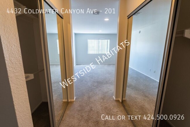 Building Photo - Gorgeous NEWLY RENOVATED apartment with a ...