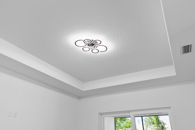 Building Photo - 31 Louvet Ln