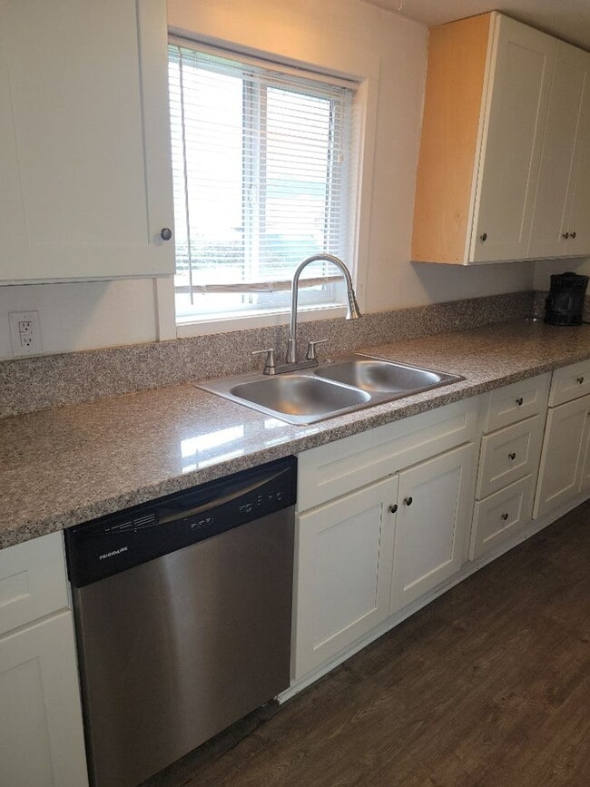 Building Photo - 276 Perrydale Ave