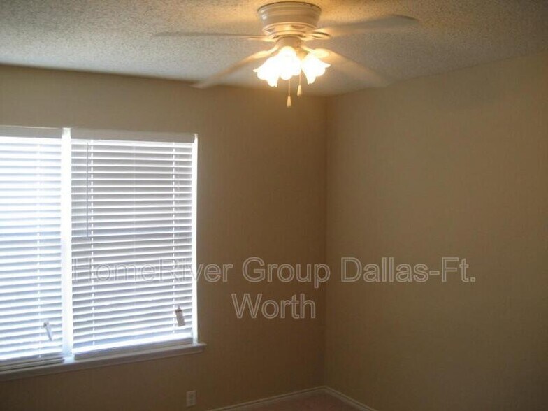 Building Photo - 2304 Hampton Dr