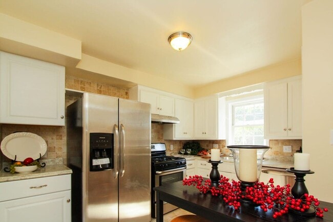 Building Photo - Spacious 3 bedroom 1.5 Bath Gem Available Great location!