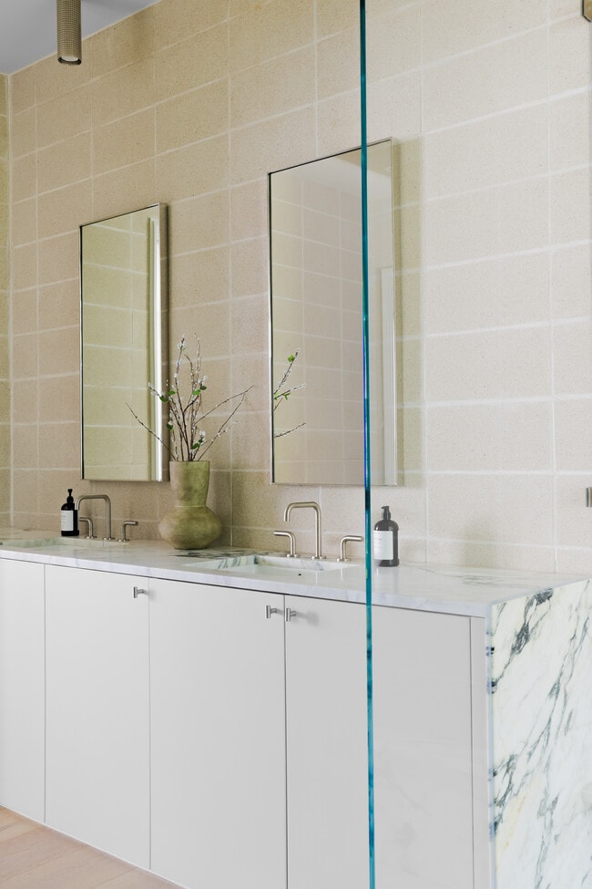 Building Photo - 5205 Scenic View Dr