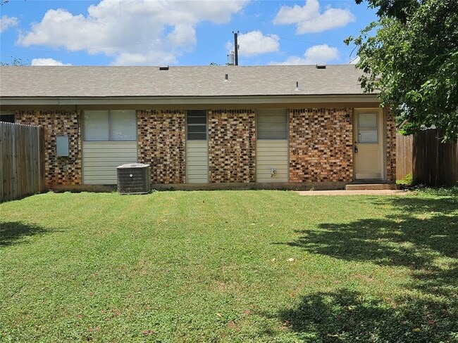Building Photo - 806 Ranch Rd