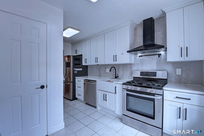 Building Photo - 32 Farmington Chase Crescent