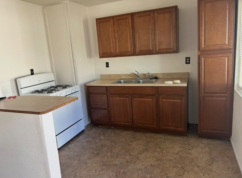 Building Photo - 44116 Division St