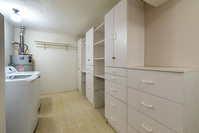 Building Photo - Updated private 2 bedroom/2.5 townhouse in...