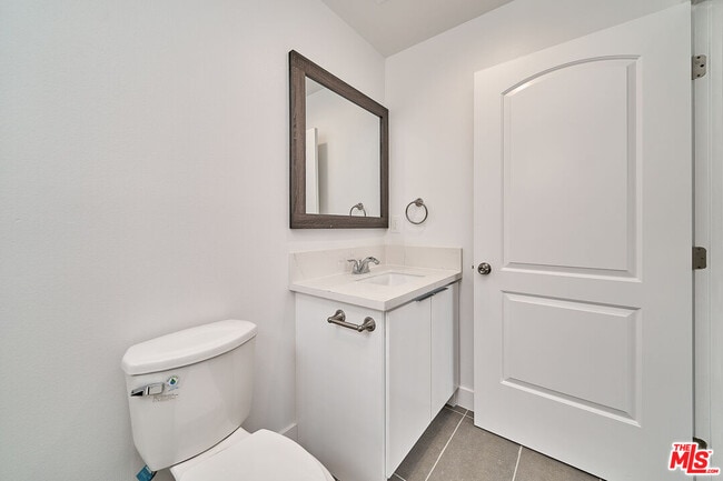 Building Photo - 605 1/2 W 41st Pl