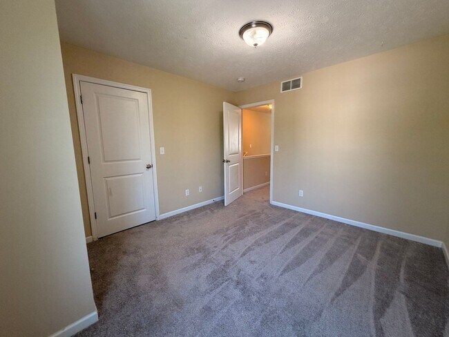 Building Photo - 3050 Ledgestone Pl NE