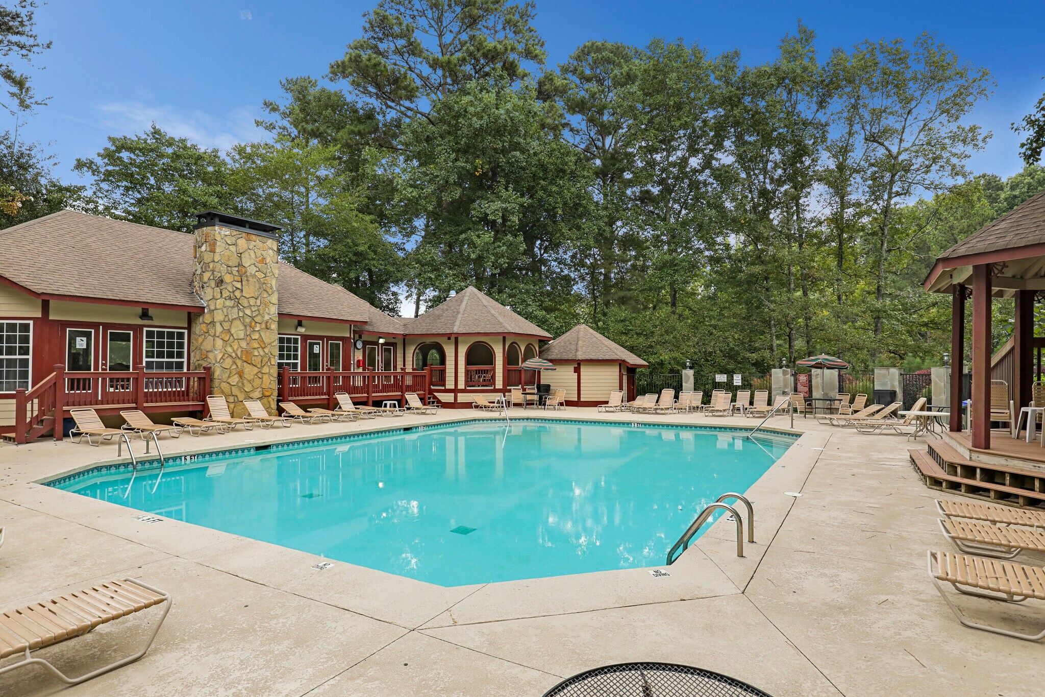 Swimming pool - 903 Wentworth Ct